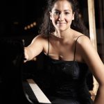 Pianistin Meryem Natalie Akdenizli am Konzertflügel